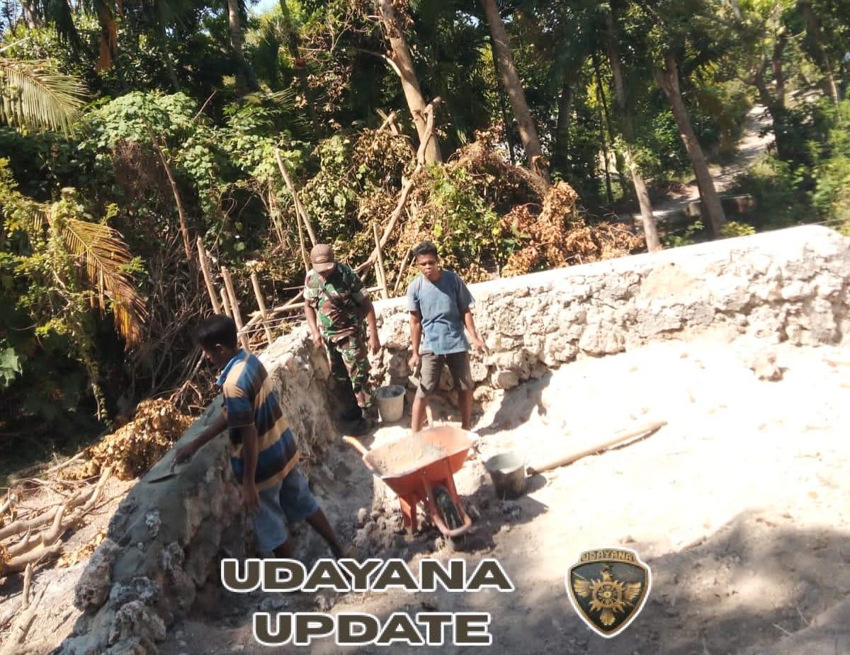 Penuh Semangat Kebersamaan, Babinsa Pahunga Lodu Ikut Bangun Pondasi Rumah Warga