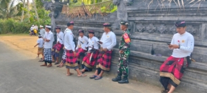 Babinsa Desa Susut Laksanakan Komsos dan Pantau Persembahyangan Penganyar di Pura Puseh