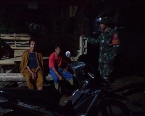 Pantau Titik Keramaian Warga Malam Hari, Babinsa Gandeng Aparat Desa
