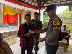 Babinsa Koramil Nusa Penida Hadir Dampingi Penyaluran BLT DD Di Desa Bunga Mekar