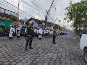 Babinsa Kelurahan Karangasem bersinergi amankan upacara keagamaan.