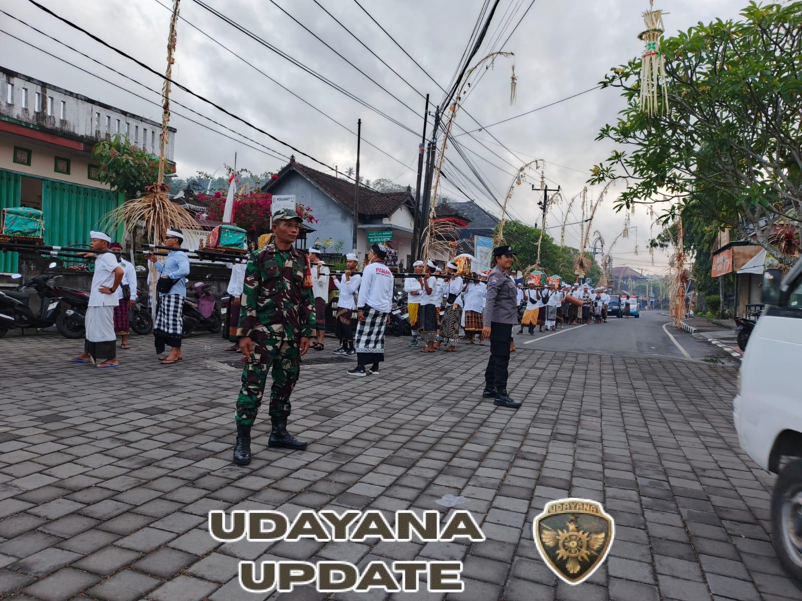 Babinsa Kelurahan Karangasem bersinergi amankan upacara keagamaan.