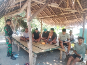 Babinsa Koramil 1602-04/Maurole Perkuat Komsos dan Keamanan Desa Nira Nusa