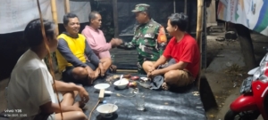 ‎Patroli Malam Babinsa Pringgabaya Cegah Potensi Kebakaran Rumah Warga