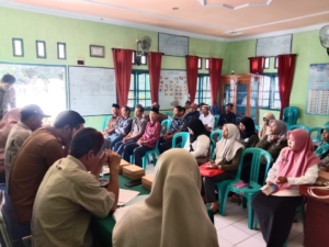 Wujud Sinergi, Babinsa Taliwang Dukung Musdes DTSEN di Desa Lalarliang