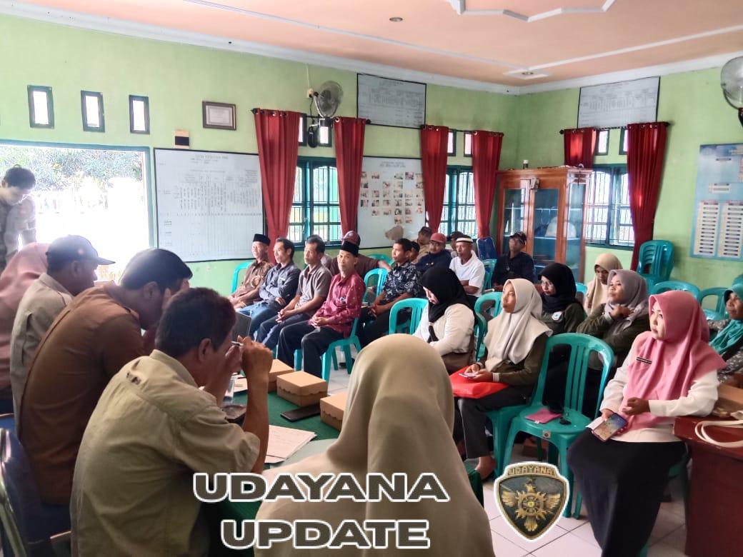 Wujud Sinergi, Babinsa Taliwang Dukung Musdes DTSEN di Desa Lalarliang