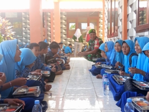 Kepedulian Serda Sukardin, Babinsa yang Setia Dampingi Anak Sekolah di Program MSG