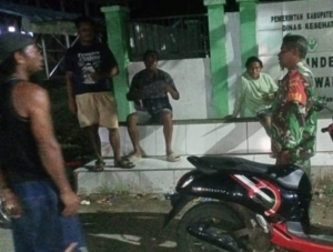 Waspada Cuaca dan Narkoba, Babinsa Tolotangga Ajak Warga Jaga Lingkungan
