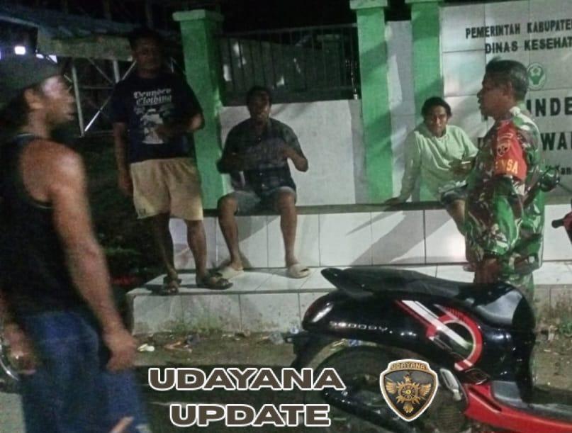 Waspada Cuaca dan Narkoba, Babinsa Tolotangga Ajak Warga Jaga Lingkungan