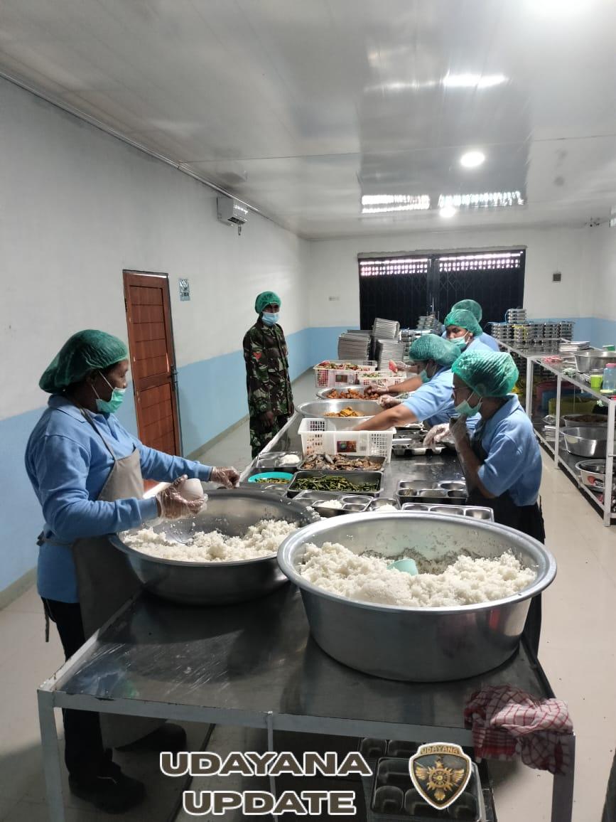 Babinsa Koptu Mesak Foeh Dampingi Pembagian Makanan Bergizi Bagi 3.093 Siswa di Kecamatan Pantai Baru