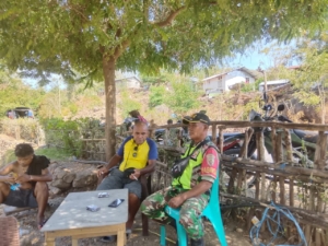 Babinsa Koramil 1602-04/Maurole Intensifkan Monitoring dan Komsos di Desa Tou