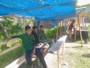 Babinsa Wolowaru Sapa Warga Koanara, Tegaskan Komitmen TNI Jaga Keamanan Desa