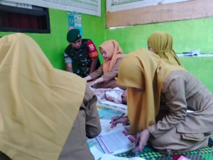 Babinsa Koramil 1628-01/Taliwang Aktif Pantau Kesehatan Lansia dan Balita