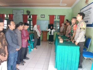 Wujud Sinergi, Babinsa Taliwang Dukung Musdes DTSEN di Desa Lalarliang