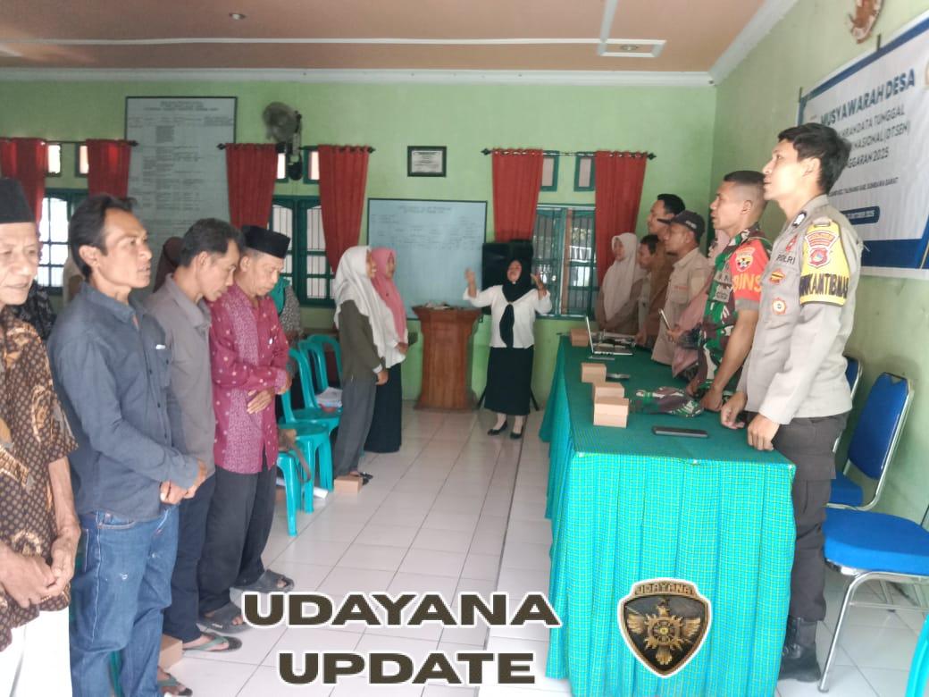 Wujud Sinergi, Babinsa Taliwang Dukung Musdes DTSEN di Desa Lalarliang