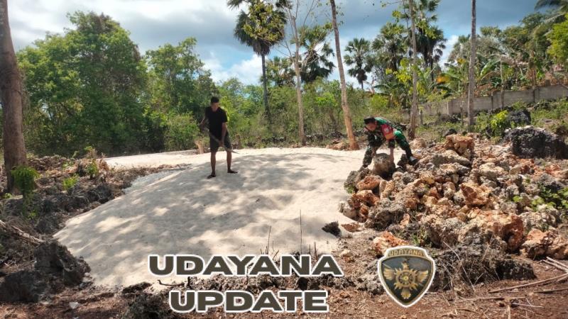 Babinsa Koramil 1627-03/Batutua Bantu Warga Angkat Batu dan Pasir untuk Pembuatan Fondasi Rumah