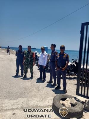 Piket Koramil 1627-01/Baa Laksanakan Pemantauan Kapal Penumpang di Pelabuhan Ba’a