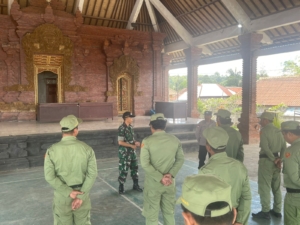 Babinsa Abuan Latih Linmas Tingkatkan Disiplin dan Kekompakan