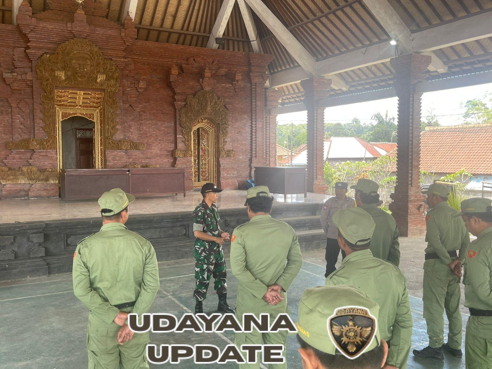 Babinsa Abuan Latih Linmas Tingkatkan Disiplin dan Kekompakan