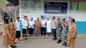 Babinsa Desa Penglumbaran Dampingi dan Pantau Penyerahan Paket Makan Bergizi Gratis di SD Negeri 1 Demulih