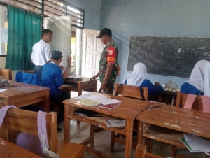 Babinsa Desa Beru Aktif Dampingi Program Makan Sehat Bergizi di SMPN 1 Jereweh