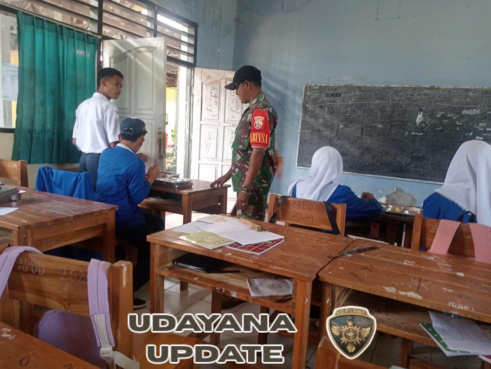 Babinsa Desa Beru Aktif Dampingi Program Makan Sehat Bergizi di SMPN 1 Jereweh