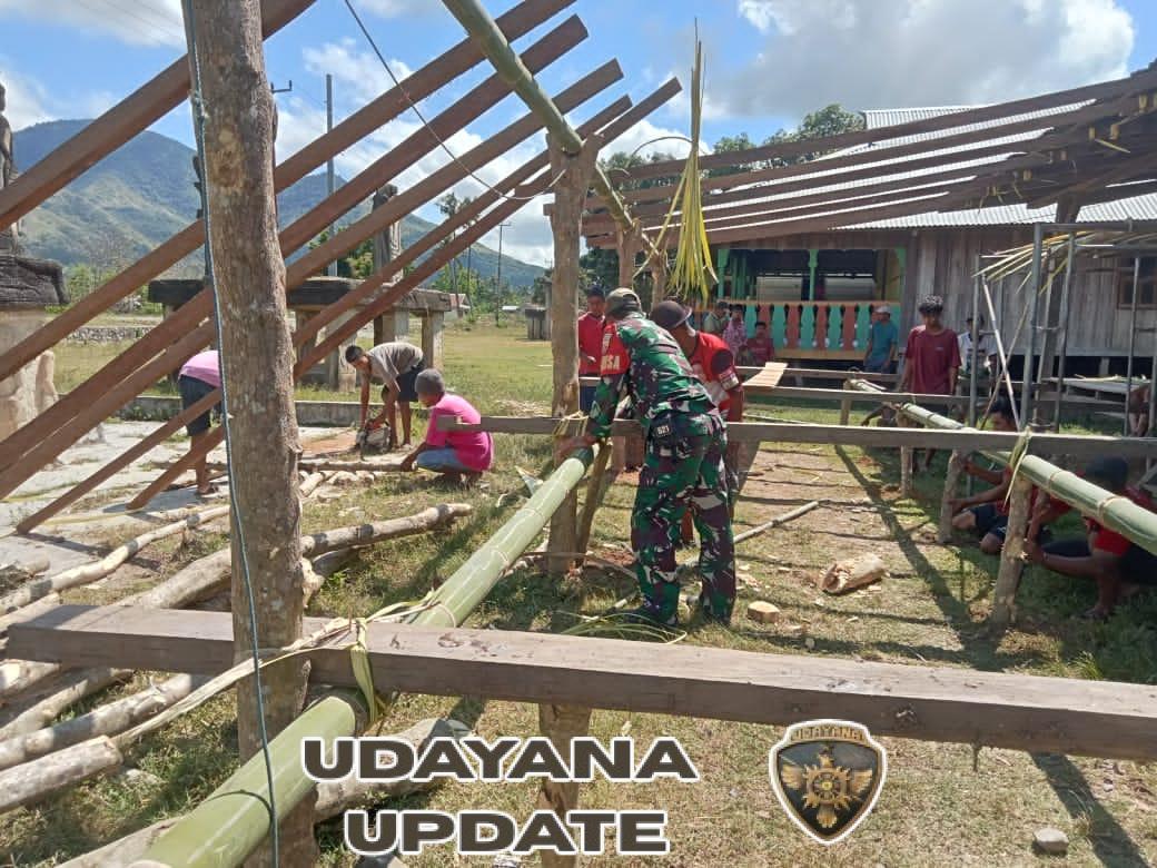 Babinsa Karera Bantu Warga Bangun Kawarung untuk Kegiatan Adat Kawin Mawin