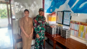 Babinsa Melinggih Dukung Pendistribusian Program Makan Bergizi Gratis untuk Siswa Payangan