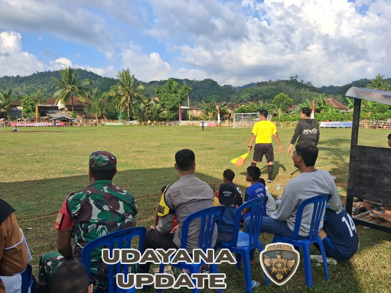 Anggota Koramil 1628-01/Taliwang Amankan Turnamen Sepak Bola Kades Cup I di Desa Bangkat Monteh