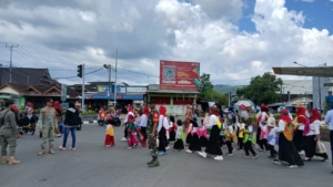 Babinsa Koramil 1628-01/Taliwang Amankan Kegiatan Pawe TK se-KSB Peringati Harlah ke-22 Kabupaten Sumbawa Barat