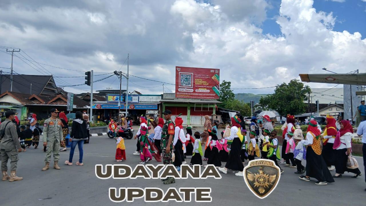 Babinsa Koramil 1628-01/Taliwang Amankan Kegiatan Pawe TK se-KSB Peringati Harlah ke-22 Kabupaten Sumbawa Barat