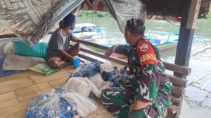 Babinsa Bola Jalin Komsos dengan Nelayan Pesisir Sikka