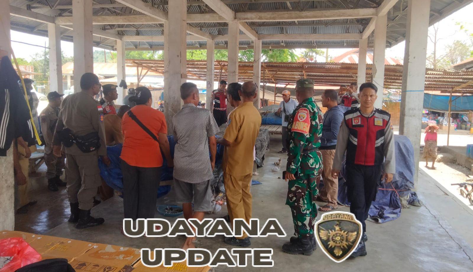 Babinsa Koramil 1618-01/Miotim Turun Langsung Tertibkan Pedagang di Pasar Baru Kefamenanu