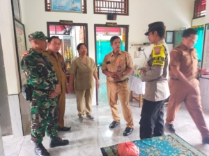 Tanamkan Disiplin, Babinsa Sepang dan Bhabinkamtibmas Latih PBB Siswa SMPN 3 Busungbiu