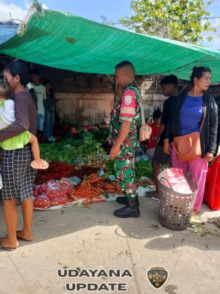 Babinsa Rote Timur Laksanakan Komsos dengan Pedagang di Pasar Lalao