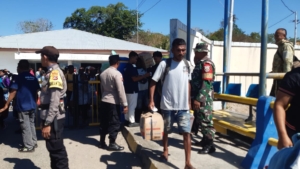 Babinsa Koramil Pantai Baru Pantau Keberangkatan KMP Garda Maritim 3