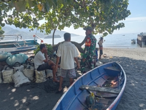 Babinsa Kodim 1602/Ende Sampaikan Himbauan Keselamatan untuk Nelayan di Bita Beach