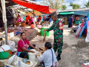 Babinsa Rote Timur Laksanakan Komsos dengan Pedagang Pasar Lalao