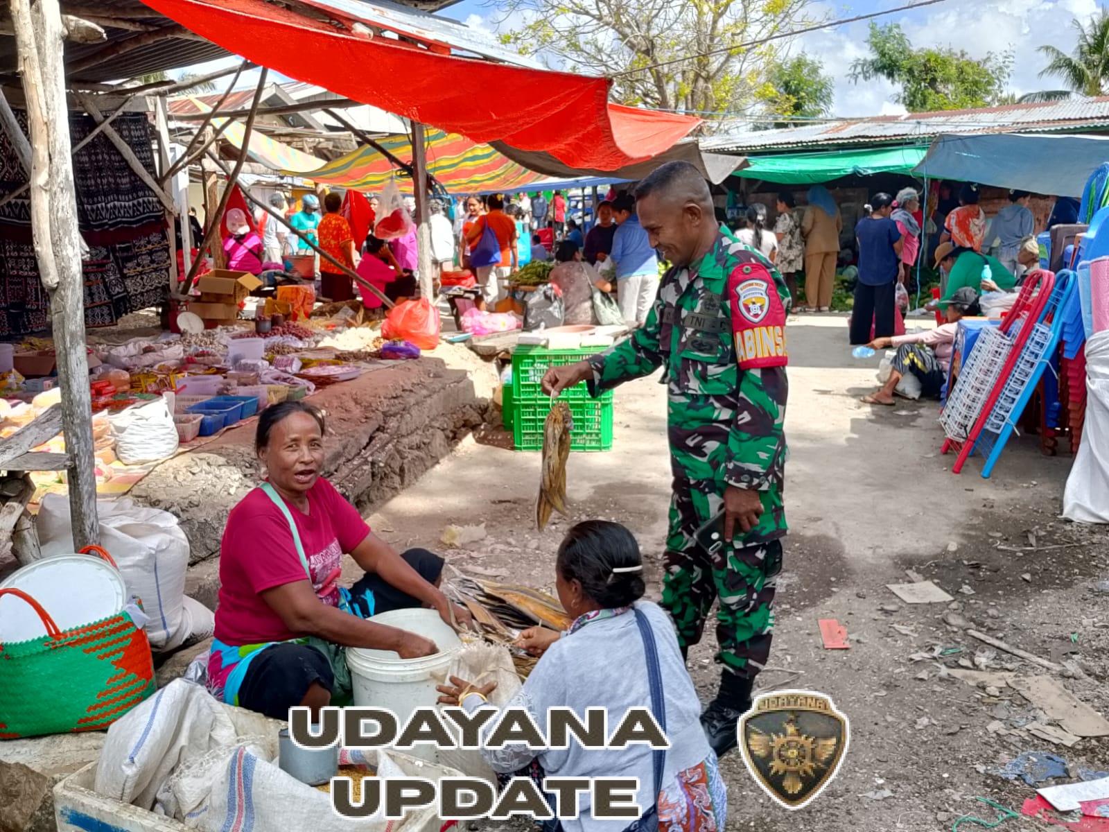 Babinsa Rote Timur Laksanakan Komsos dengan Pedagang Pasar Lalao