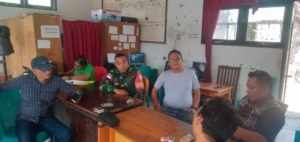 Babinsa Mokdale Laksanakan Komsos Bersama Aparat Kelurahan