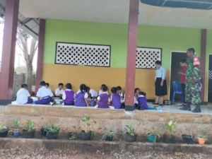 Babinsa Koptu Mesak Foeh Dampingi Pemberian Makanan Bergizi untuk Ribuan Siswa di Pantai Baru