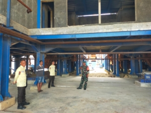 Babinsa Sertu Delfi Amalo Laksanakan Komsos dan Monitoring Keamanan di PLTU Rote Tengah