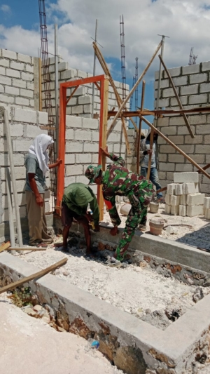 Babinsa Sertu Nelson Sine Ajak Warga Desa Suelain Gotong Royong Bangun Rumah Warga