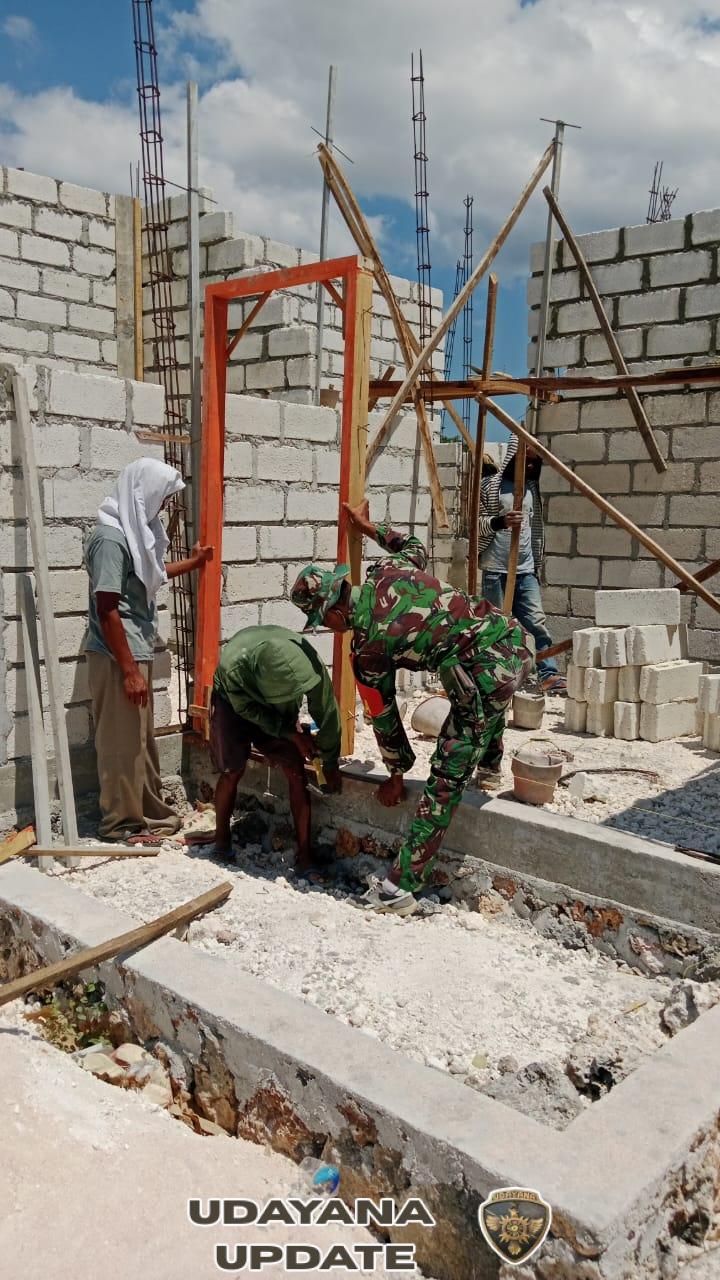 Babinsa Sertu Nelson Sine Ajak Warga Desa Suelain Gotong Royong Bangun Rumah Warga