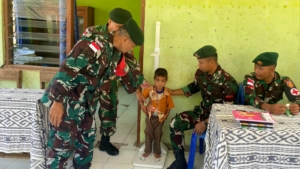 Satgas Pamtas Yonarmed 12 Kostrad Peduli Kesehatan Balita di Perbatasan RI-RDTL