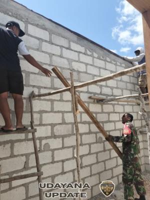 Babinsa Koptu Mesak Bantu Warga Pasang Kap di Desa Ofalangga