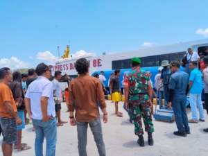 Babinsa Koramil 1627-01/Ba’a Laksanakan Pemantauan Arus Kapal di Pelabuhan Ba’a