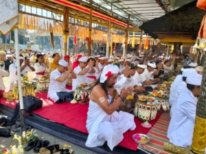 Dandim 1626/Bangli Hadiri Upacara Dewa Yadnya Pujawali Ngusaba Purnamaning Sasih Kapat di Pura Tuluk Biyu Batur