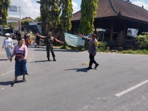 Babinsa Keramas Dukung Kelancaran Upacara Ngaben Warga Banjar Biya