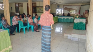 Babinsa Serka Muhammad Nur Hadiri Musyawarah Lembaga Adat di Desa Tana Duen